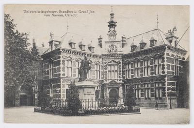 606343 Gezicht op het Academiegebouw (Domplein 29) te Utrecht met links het standbeeld Jan van Nassau.